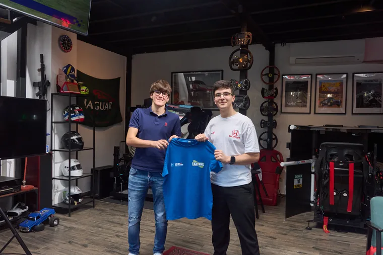 Contract signing with the Lightning Racing team